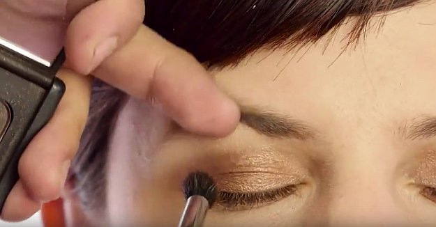 NARS - Cordura Duo Eyeshadow | Olivia Munn Oscars 2016 Makeup Tutorials, check it out at //makeuptutorials.com/olivia-munn-makeup-tutorial/