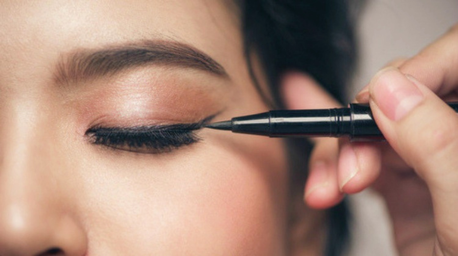 How To Apply Eyeliner Tips | Styles