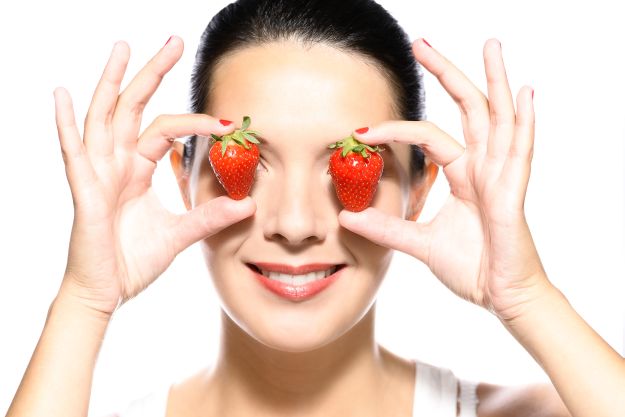 Beauty Benefits of Strawberries | Makeup Tutorials http://makeuptutorials.com/benefits-of-strawberries
