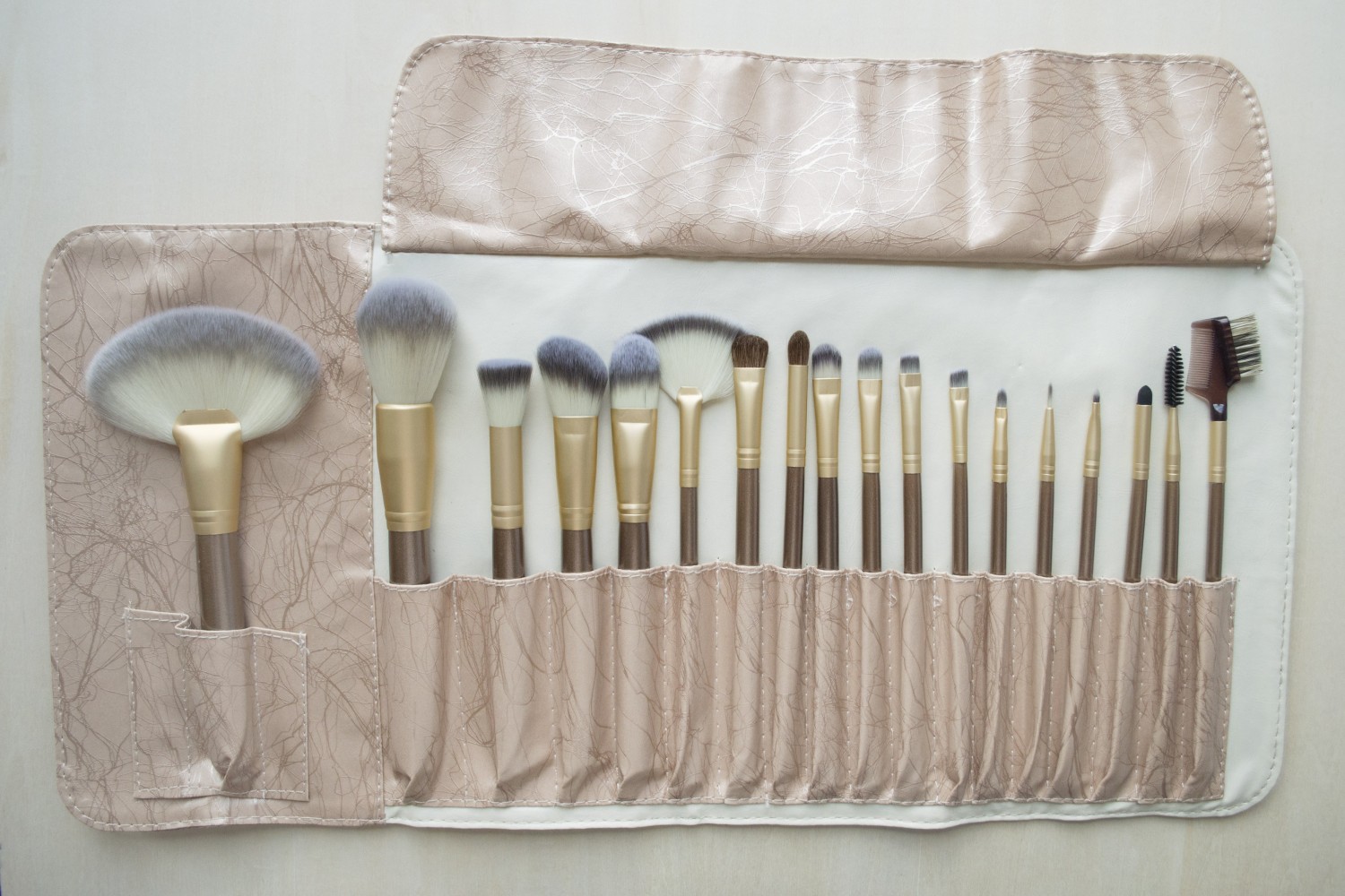 18-Piece Sakura Makeup Brush Kit | Best Valentines Gifts For Women Who Love Makeup
