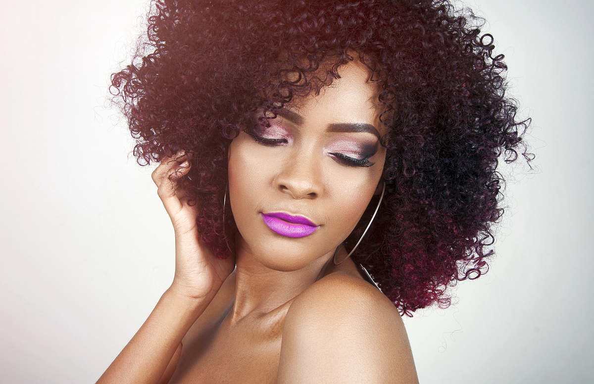 Afro woman wearing wearing berry lipstick | The Best Berry Lipstick For Your Skin Tone | best lipstick color