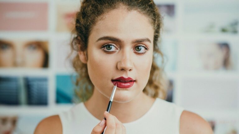 MUA Tips: The Do's and Don'ts of Bright Lipstick Makeup