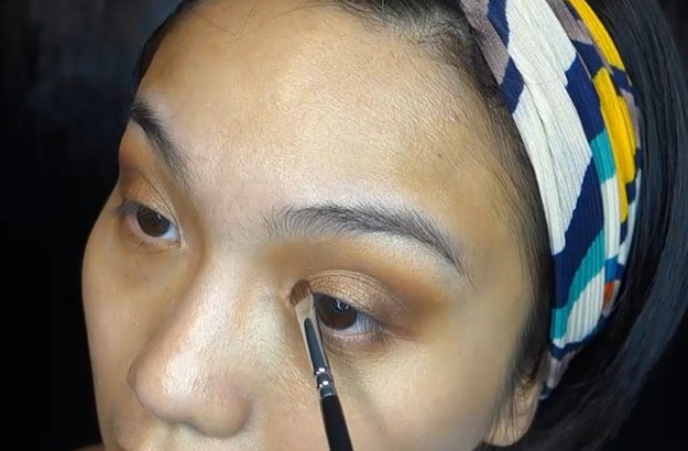 Step 9: Highlight Inner Corner in Quartz | Homecoming Makeup Tutorial For Brown Eyes Using Kylie Kyshadow Palette 