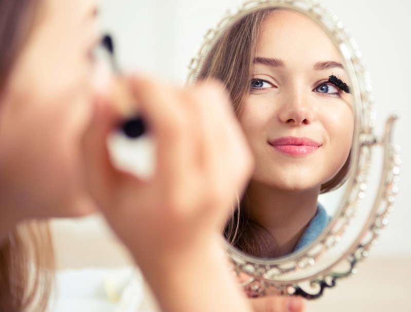 beauty-model-teenage-girl-looking-mirror- | thanksgiving makeup looks