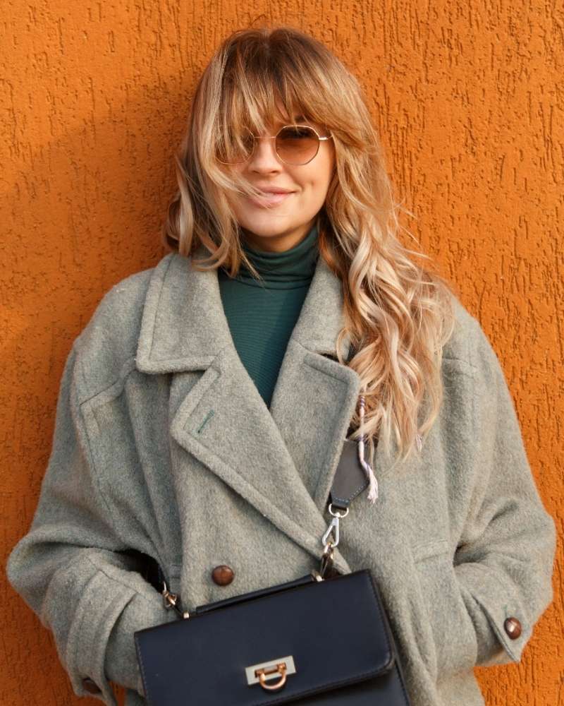 woman-wearing-a-coat | blonde hairstyle