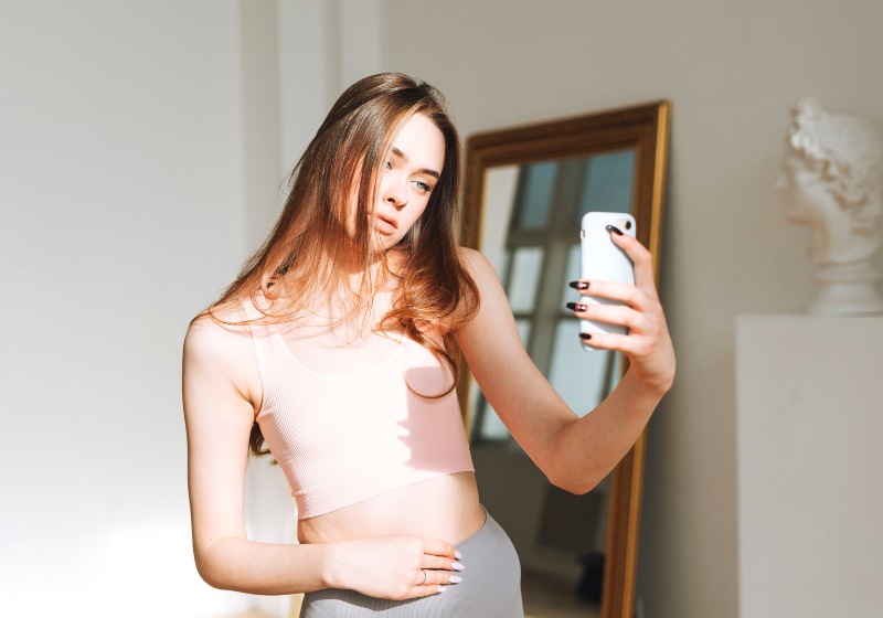 beautiful young woman long hair sport | how to take a selfie