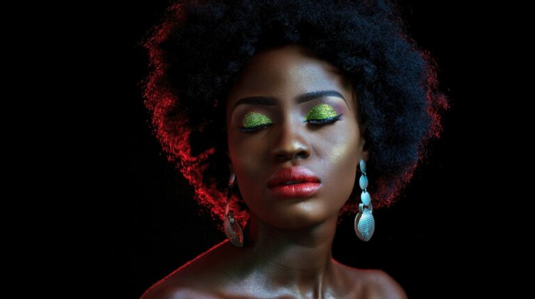 10 Creative Ways To Be Sparkingly Beautiful With Glitter Makeup