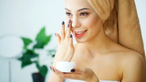 Try these 9 Ways to Minimize Large Pores to minimize and reduce those unsightly, large pores and have a gentle, smooth complexion by Makeup Tutorials at http://makeuptutorials.com/9-ways-minimize-large-pores/