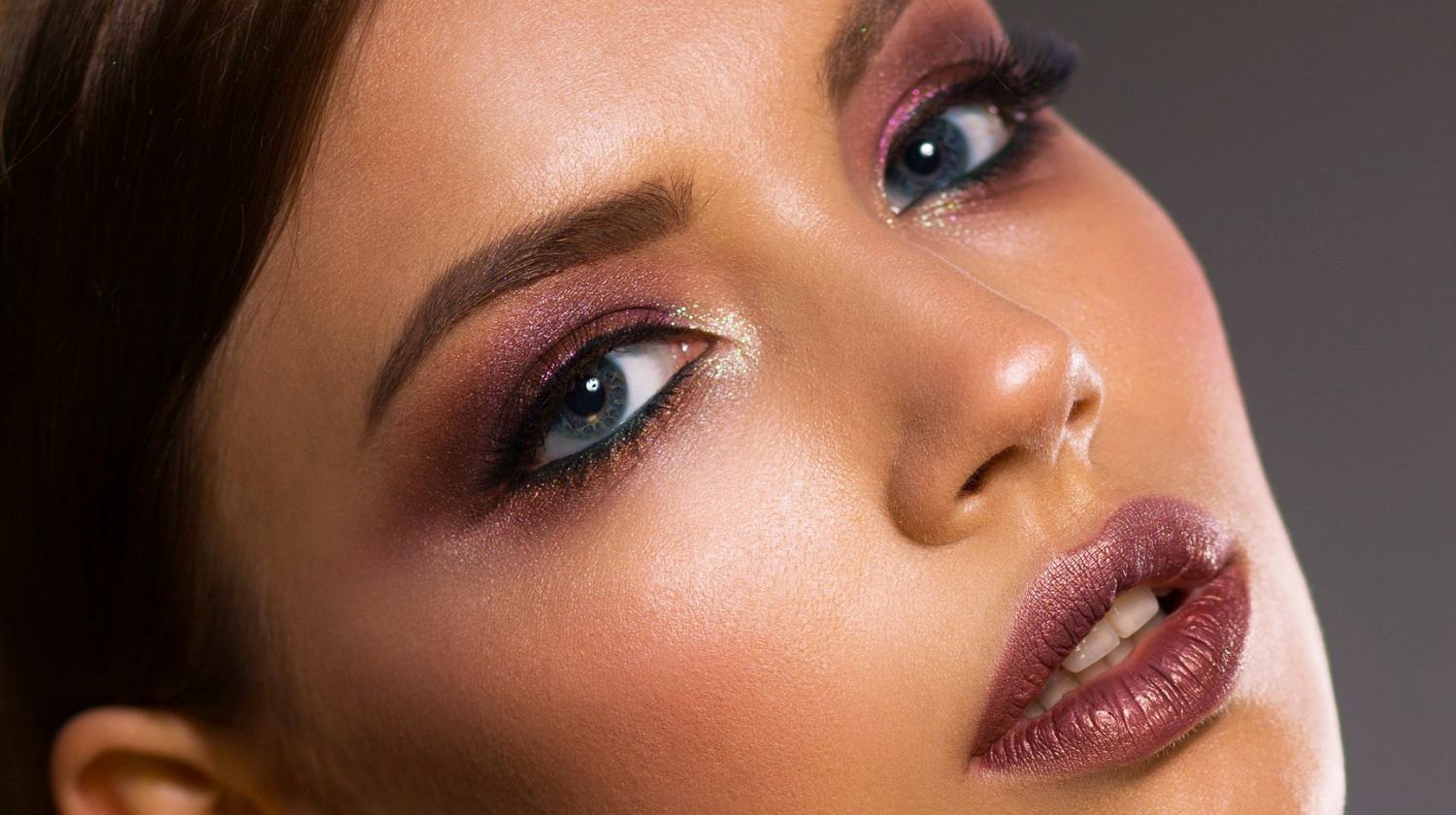 https://makeuptutorials.com/wp-content/uploads/2018/03/woman-in-dark-glittery-plum-eyeshadow-smokey-eye-us-feature.jpg