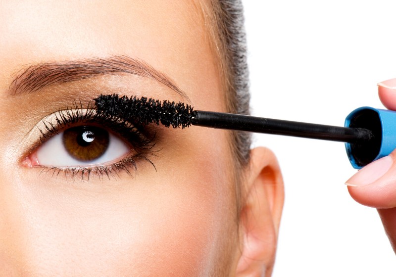 woman applying mascara on her eyelashes | how to apply individual false eyelashes