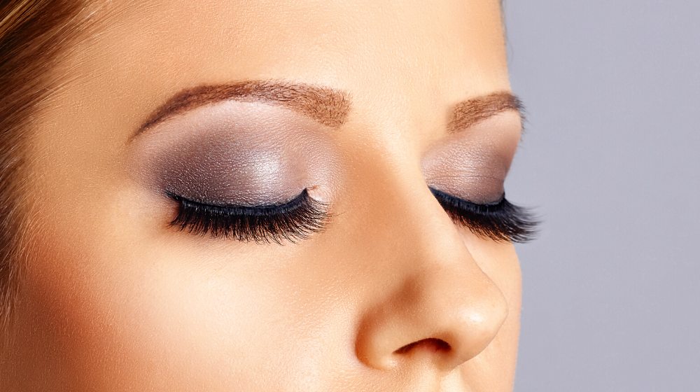 woman eyes long eyelashes smokey make | How to Apply Fake Eyelashes Fast & Easy | featured