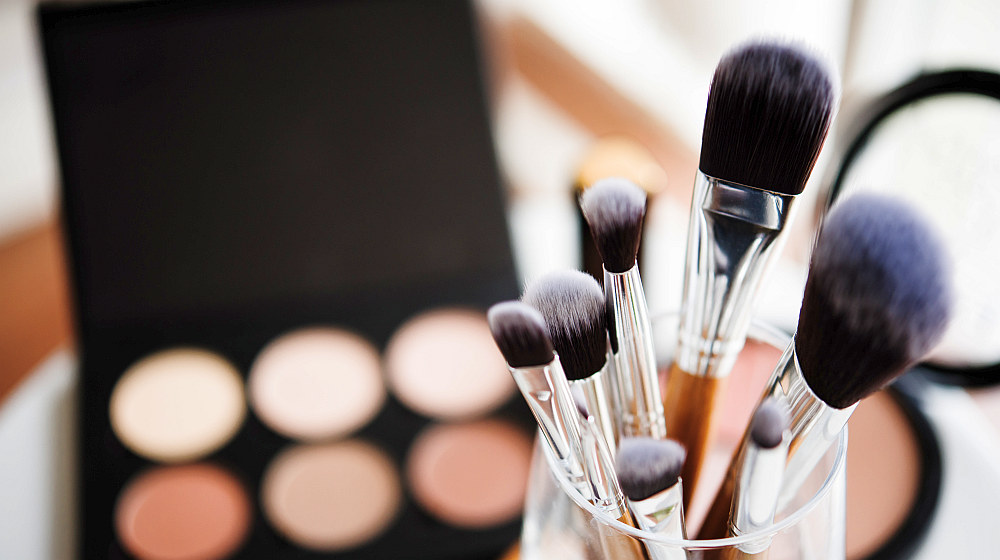 Professional makeup brushes and tools | Fun DIY Makeup Organizer Ideas For Proper Storage | diy makeup storage organizer | Featured