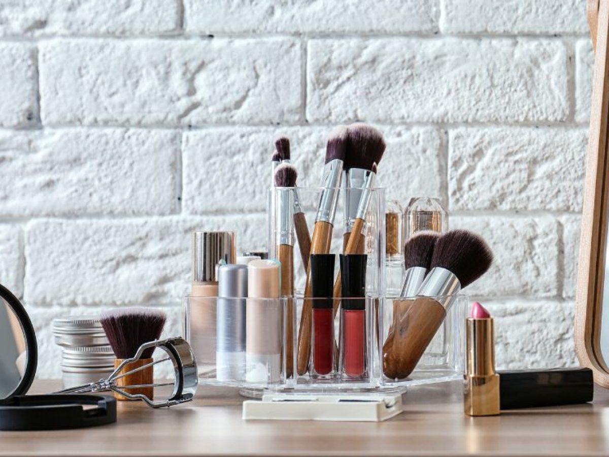 https://makeuptutorials.com/wp-content/uploads/2019/11/organizer-cosmetic-products-makeup-on-table-makeup-organizers-ss-featured-1200x900.jpg