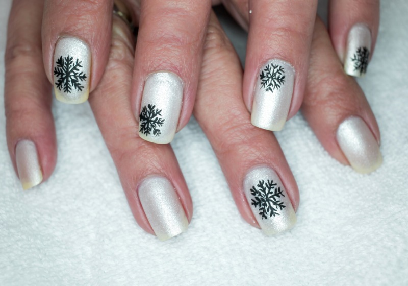 winter snowflake nail art design | snowflake nail art stencil