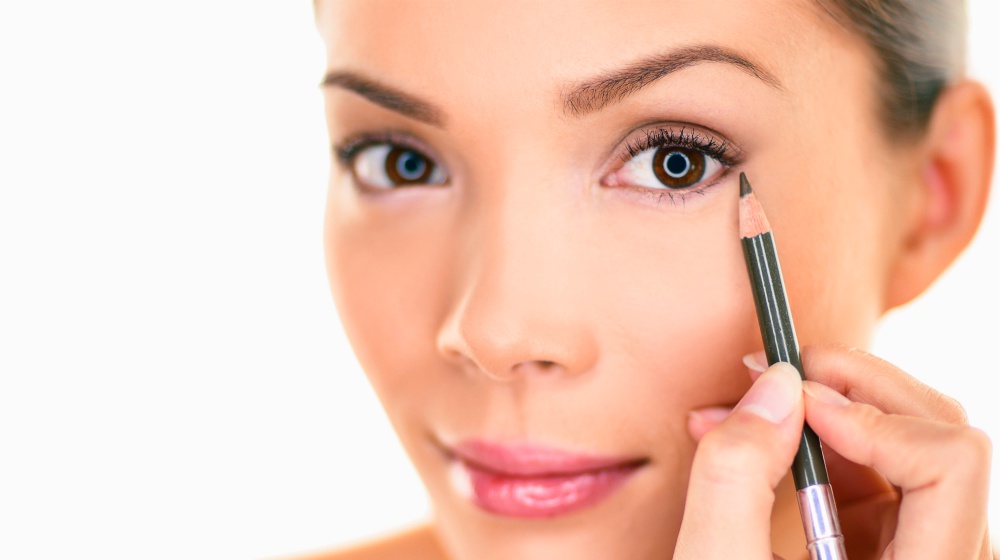 woman getting ready applying brown eyeliner eye pencil on eyes | Floating Eyeliner: How To Get The Look (Plus Ideas) | floating eyeliner | eyeliner makeup ideas