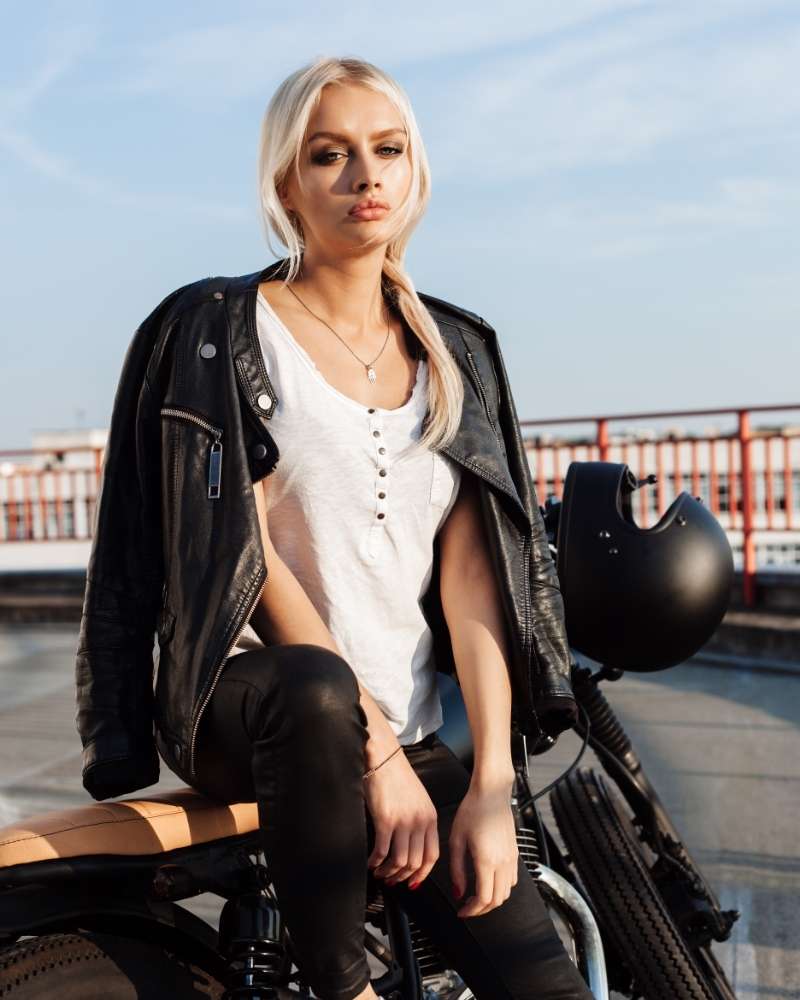 MABoohZjazM-biker-girl-sitting-on-vintage-motorcycle | fall outfits