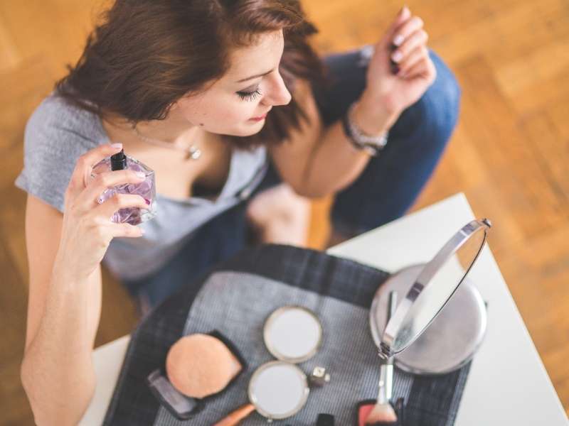 MADGyMtXob8-closeup-of-a-young-woman-applying-perfume | fall makeup looks