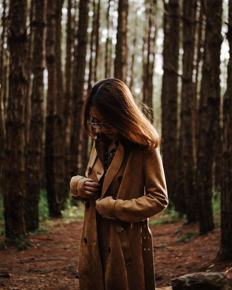 MADySLt8JKo-woman-standing-between-tree-line | fall outfit looks