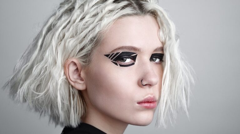 Graphic Eyeliner Editorial | Gorgeous Star Wars Makeup Looks From Galaxy Far Far Away | stars wars makeup | Featured