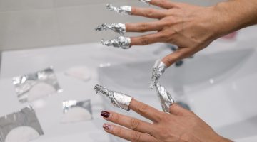 hands-wrapped-aluminum-foil-acetone-remove | How To Safely Remove Press On Nails At Home | Featured