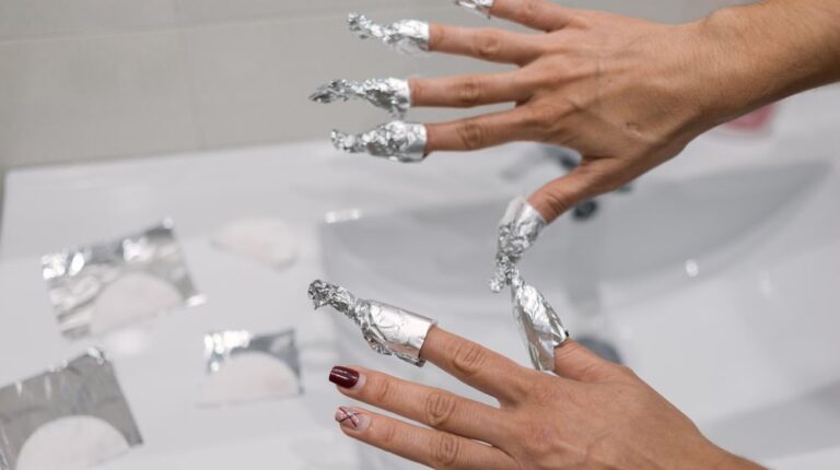 hands-wrapped-aluminum-foil-acetone-remove | How To Safely Remove Press On Nails At Home | Featured
