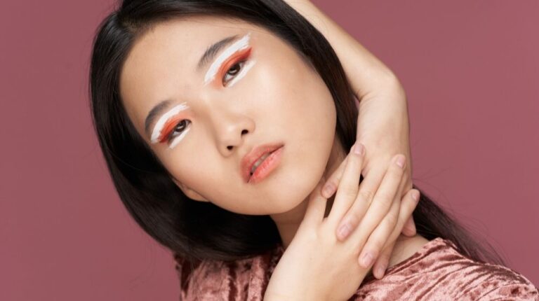 Model Art Deco Makeup | Rock A White Eyeliner With Stunning Ways | Featured
