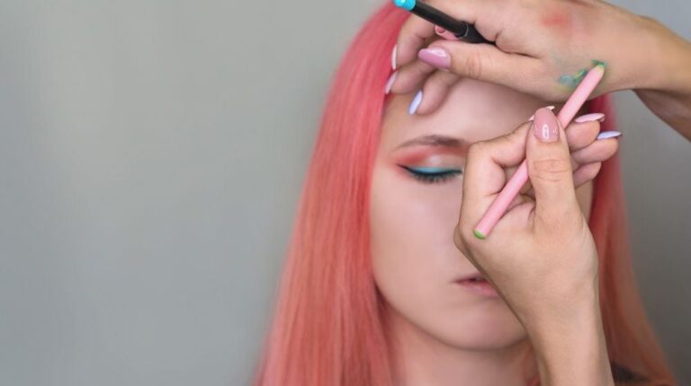 professional makeup perfect skin beauty fashion | Colored Eyeliner Makeup Looks You Need To Try | different color eyeliner | Featured