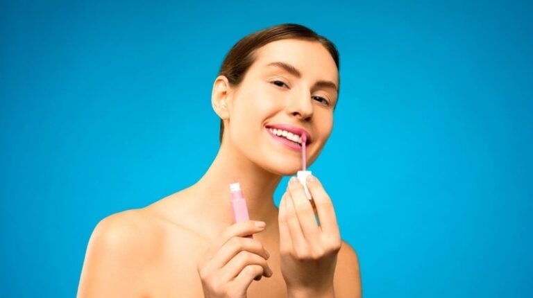 woman with pink lipstick | Natural Lip Gloss You Can Easily Make At Home | natural lip gloss | Featured