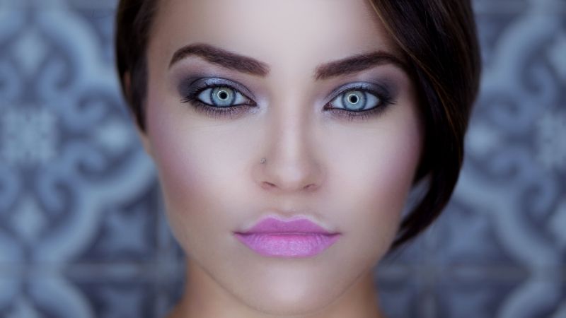 closeup face beautiful girl silver smoky | Best Eyeshadow Colors For Grey Eyes