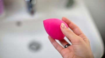 girl holds her hand pink rosa | How To Clean Makeup Sponges Effectively | 5 Tips & Tricks