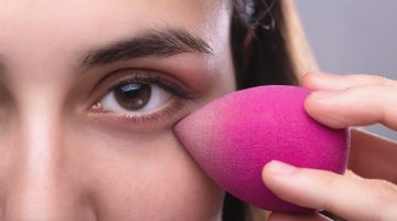 pretty woman using pink sponge blender | Use A Beauty Blender Makeup Sponge In Different Ways | Featured