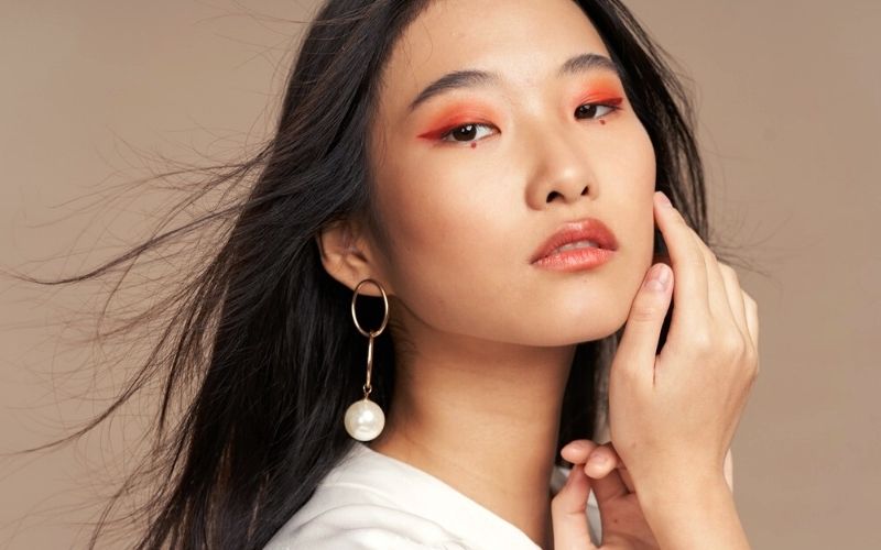 woman asian appearance pink eyeshadow eyelid model | How To Wear Matte Eyeshadow Like An IG Model