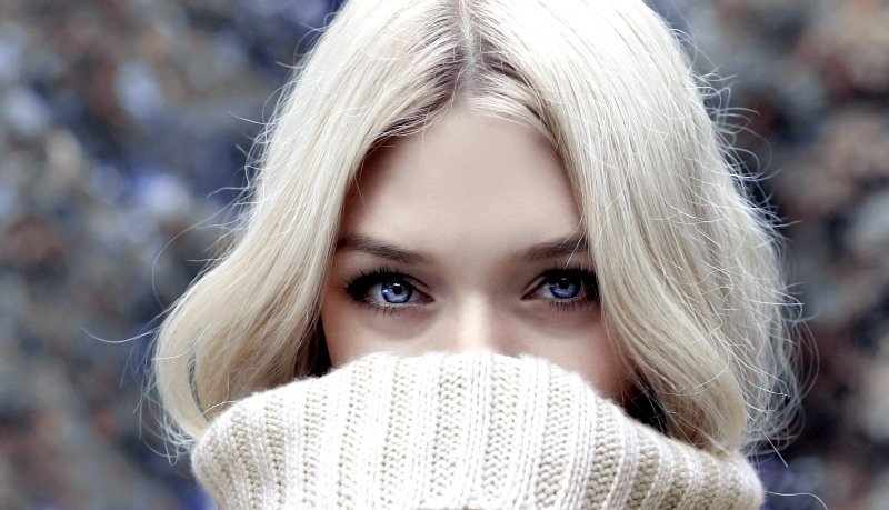 blond hair woman wearing a turtleneck sweater | Trendy Fall Hair Colors To Update Your Look For The Season