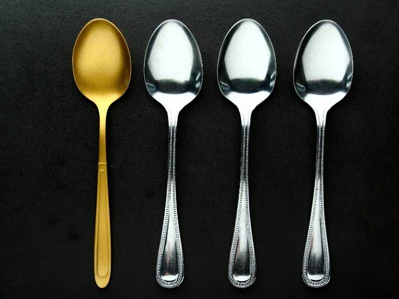 golden spoon among ordinary spoons | makeup hacks