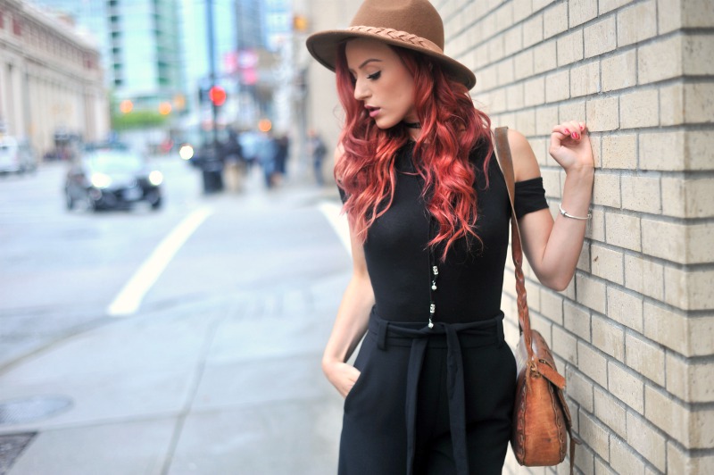 red hair woman wearing a hat | fall season