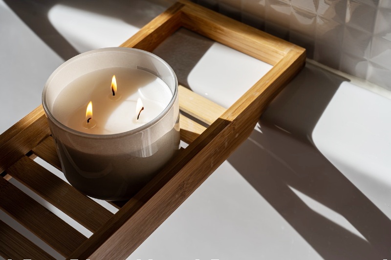 photo of candle on wooden tray | jar candles